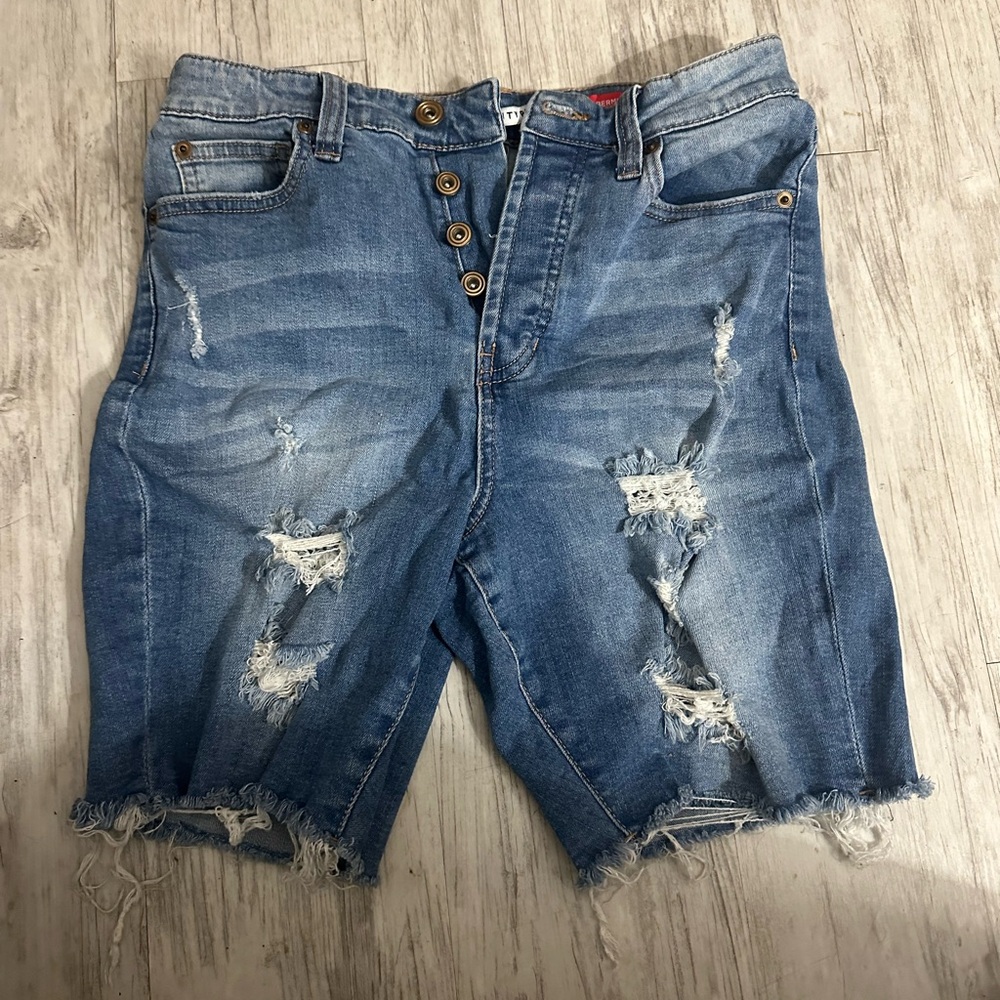 Celebrity pink Bermuda shorts